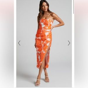 BRAILEY MIDI DRESS - THIGH SPLIT STRAPLESS DRESS IN ORANGE & WHITE JACQUARD